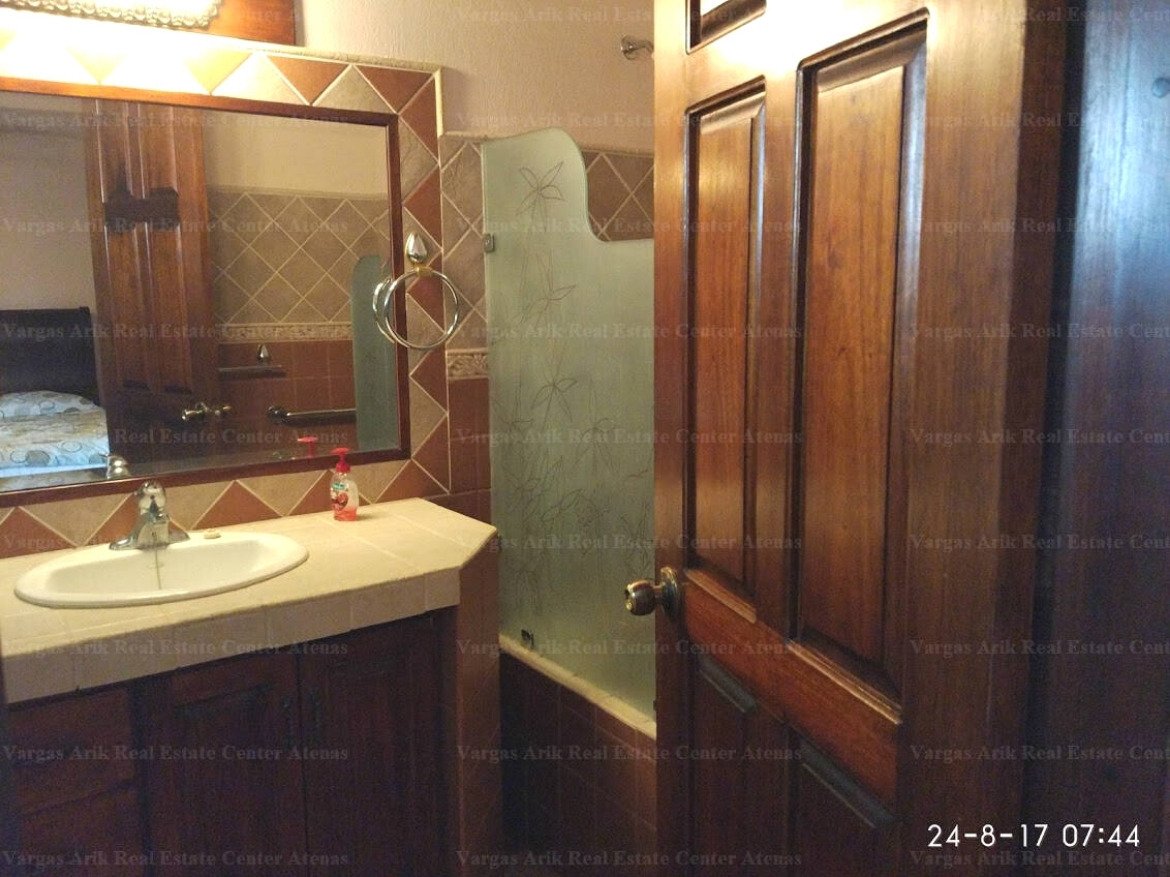 Beautiful 2 bedroom home available for short term rent in Atenas, Roca Verde - Bathroom 1