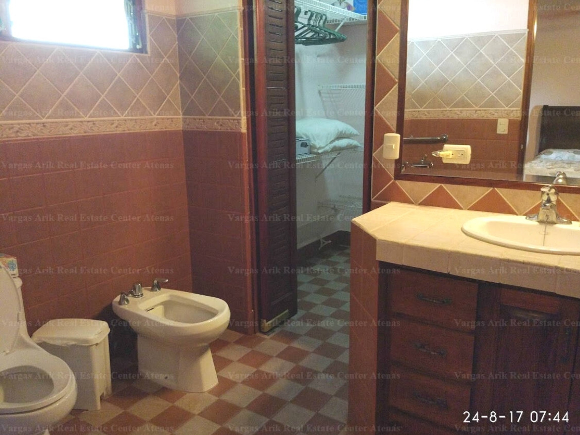 Beautiful 2 bedroom home available for short term rent in Atenas, Roca Verde - Bathroom shower