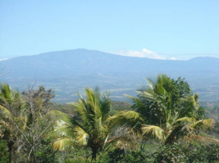 Volcano views and river on 3 hectare land in Atenas, Sabana Larga