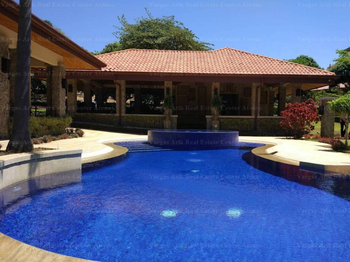 Luxury Atenas property with an exceptional pool and lots of building space