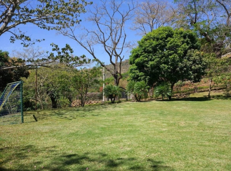 big garden with soccer field - Luxury Atenas property with an exceptional pool and lots of building space